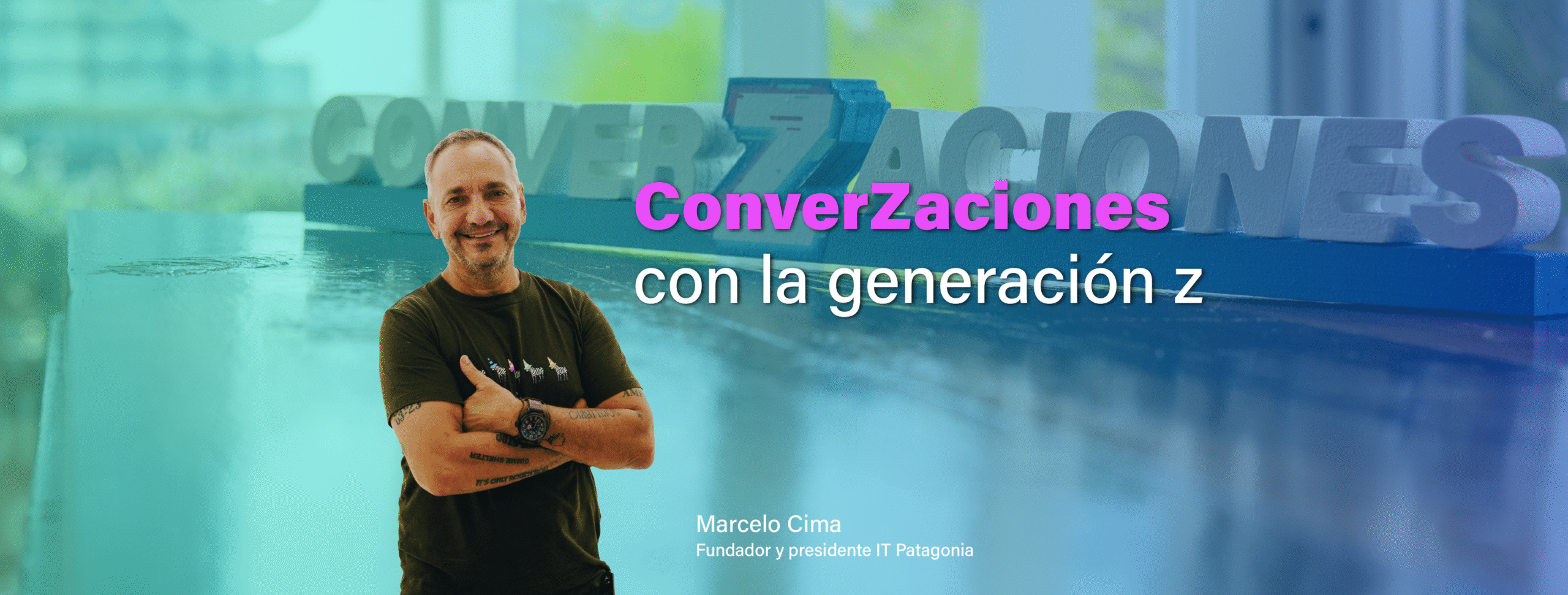 En la imagen se ve a Marcelo Cima, presidente y fundador de IT Patagonia mirando al frente con mirada amigable y sonriendo. Tiene los brazos cruzados. En el fondo se visualiza el logo del programa "Converzaciones" que significa conversaciones con la generación z. Sobre la imagen se lee: Converzaciones con la generación z.