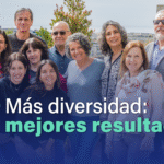 En la imagen se ve a una parte del equipo de IT Patagonia, posando a la cámara en el "Rooftop Puerto Madero". En el equipo hay personas de diferentes edades, antecedentes y géneros, que sonríen a la cámara que toma la foto.