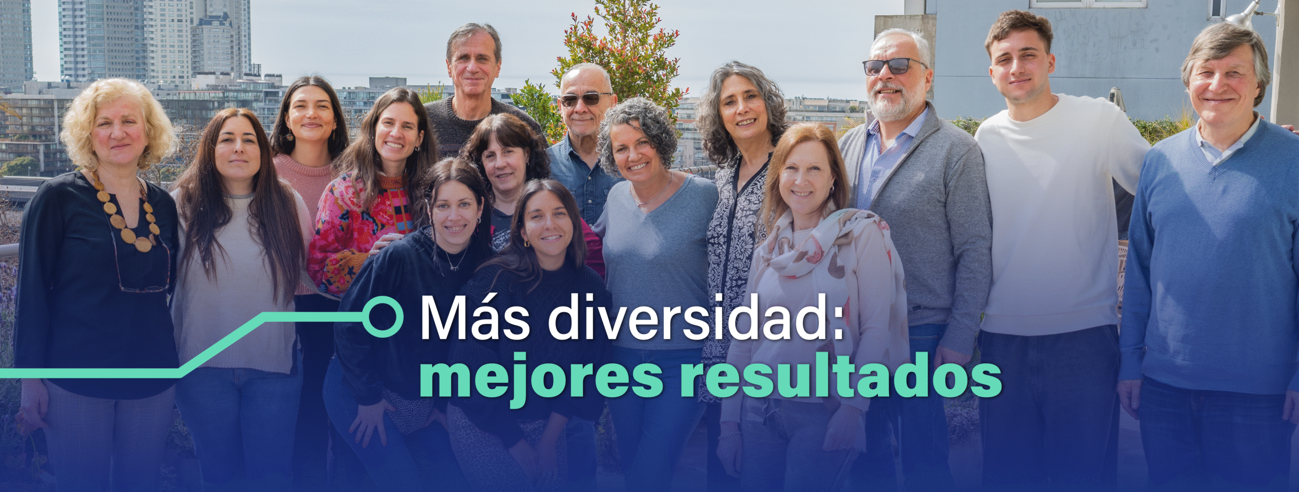 En la imagen se ve a una parte del equipo de IT Patagonia, posando a la cámara en el "Rooftop Puerto Madero". En el equipo hay personas de diferentes edades, antecedentes y géneros, que sonríen a la cámara que toma la foto.