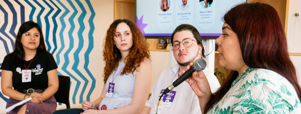 En la imagen se ve a un grupo de mujeres sentadas en una ronda y compartiendo experiencias en la oficina de IT Patagonia. 