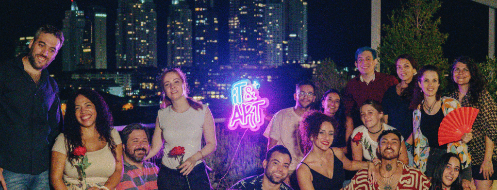 En la imagen se ve a un grupo de personas en una fiesta en el rooftop de IT Patagonia.