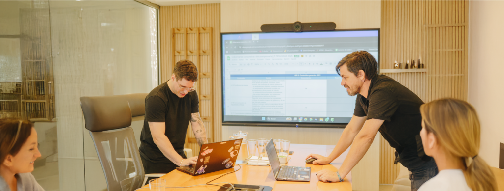 Una estrategia efectiva prioriza un conjunto reducido de iniciativas organizadas en horizontes de ejecución que permitan demostrar valor progresivamente.