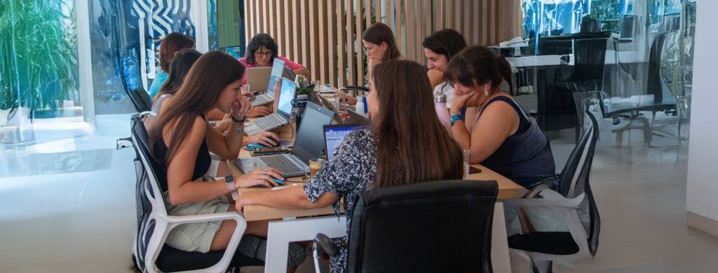 Cuando la IA interactúa con datos sensibles o con procesos críticos del negocio, los aspectos de seguridad y cumplimiento regulatorio se vuelven centrales. 