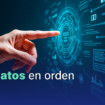 Dedo señalando a una pantalla de computadora