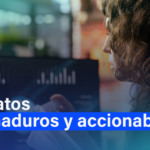 Persona trabaja frente a una computradora