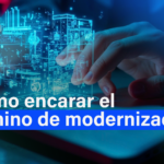 Una persona manipula una imagen en 3D que representa información digital