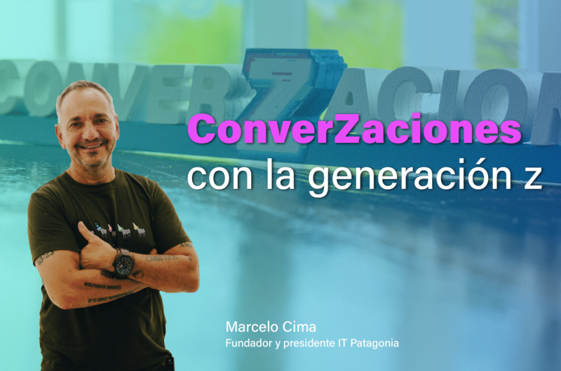 En la imagen se ve a Marcelo Cima, presidente y fundador de IT Patagonia mirando al frente con mirada amigable y sonriendo. Tiene los brazos cruzados. En el fondo se visualiza el logo del programa "Converzaciones" que significa conversaciones con la generación z. Sobre la imagen se lee: Converzaciones con la generación z.