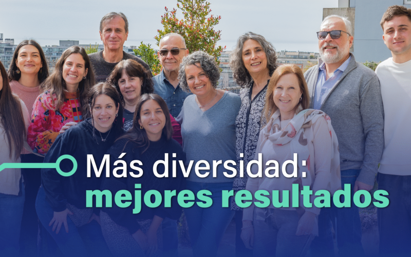 En la imagen se ve a una parte del equipo de IT Patagonia, posando a la cámara en el "Rooftop Puerto Madero". En el equipo hay personas de diferentes edades, antecedentes y géneros, que sonríen a la cámara que toma la foto.