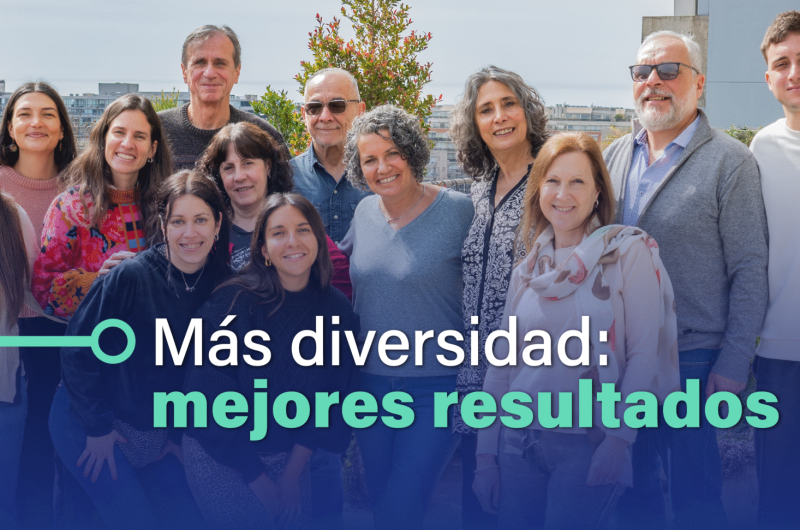 En la imagen se ve a una parte del equipo de IT Patagonia, posando a la cámara en el "Rooftop Puerto Madero". En el equipo hay personas de diferentes edades, antecedentes y géneros, que sonríen a la cámara que toma la foto.