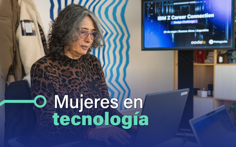 En la imagen se ve una mujer con una laptop en un ambiente de empresa de tecnología.